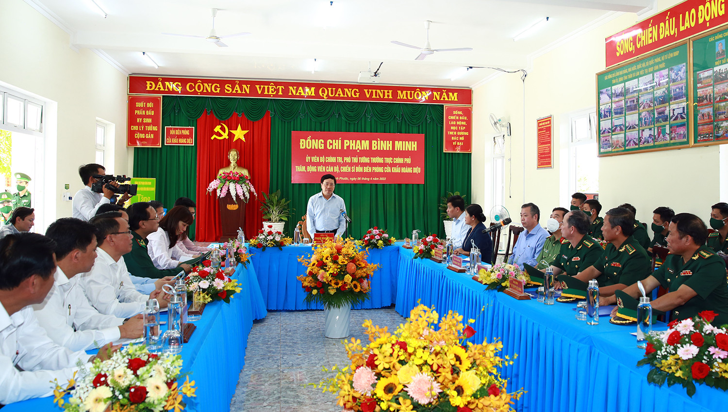 Phó Thủ tướng Thường trực thăm, tặng quà cư dân biên giới, đồn biên phòng tại Bình Phước - Ảnh 2.