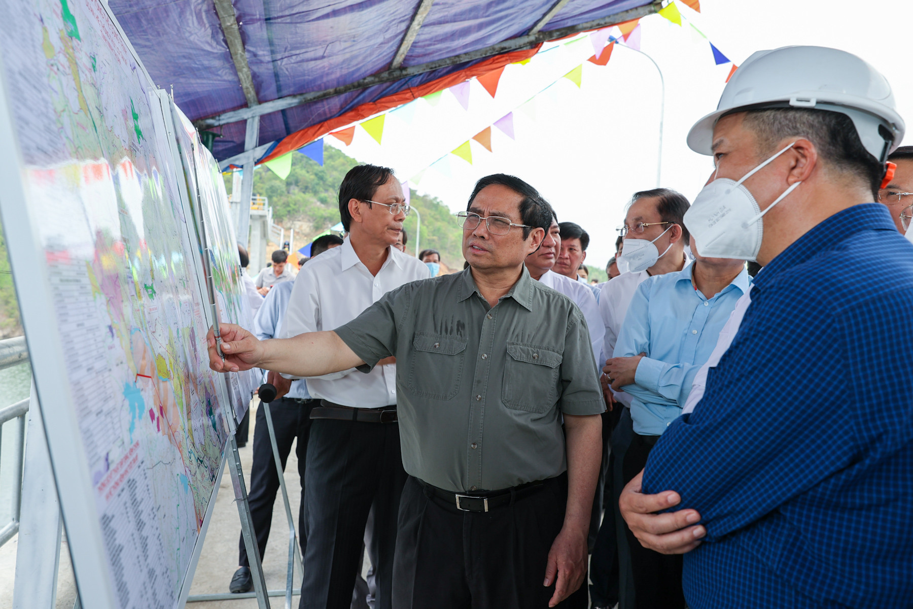 Thủ tướng khảo sát một số công trình, dự án lớn tại Ninh Thuận - Ảnh 2.