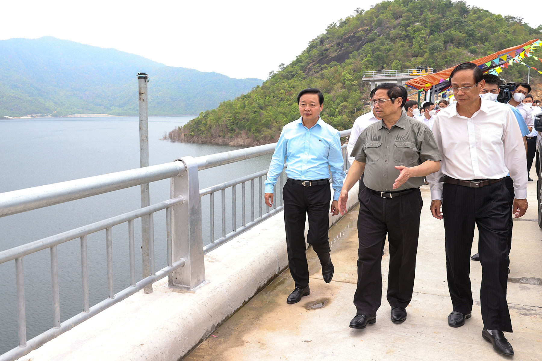 Thủ tướng khảo sát một số công trình, dự án lớn tại Ninh Thuận - Ảnh 3.