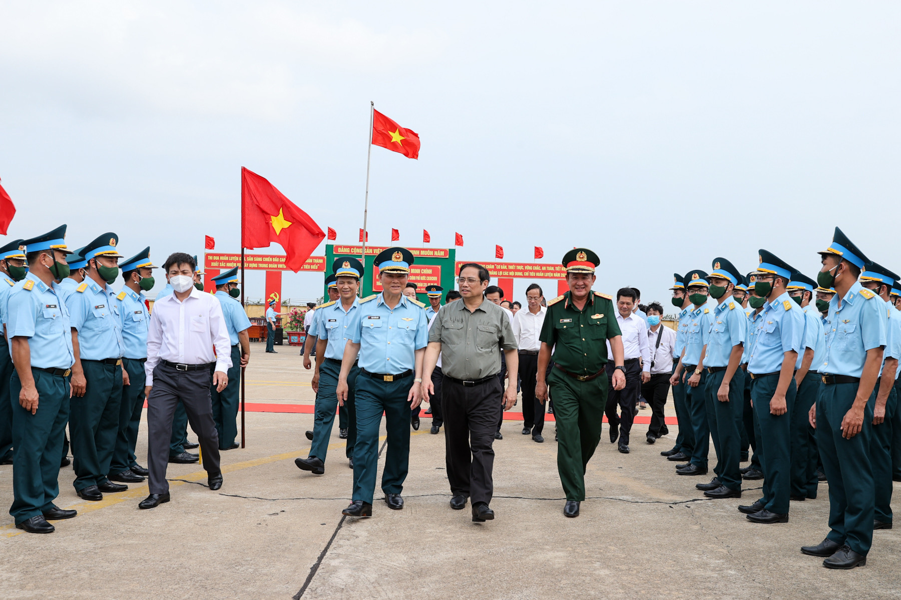 Thủ tướng khảo sát sân bay quân sự Thành Sơn, thăm Trung đoàn Không quân 937 - Ảnh 1.