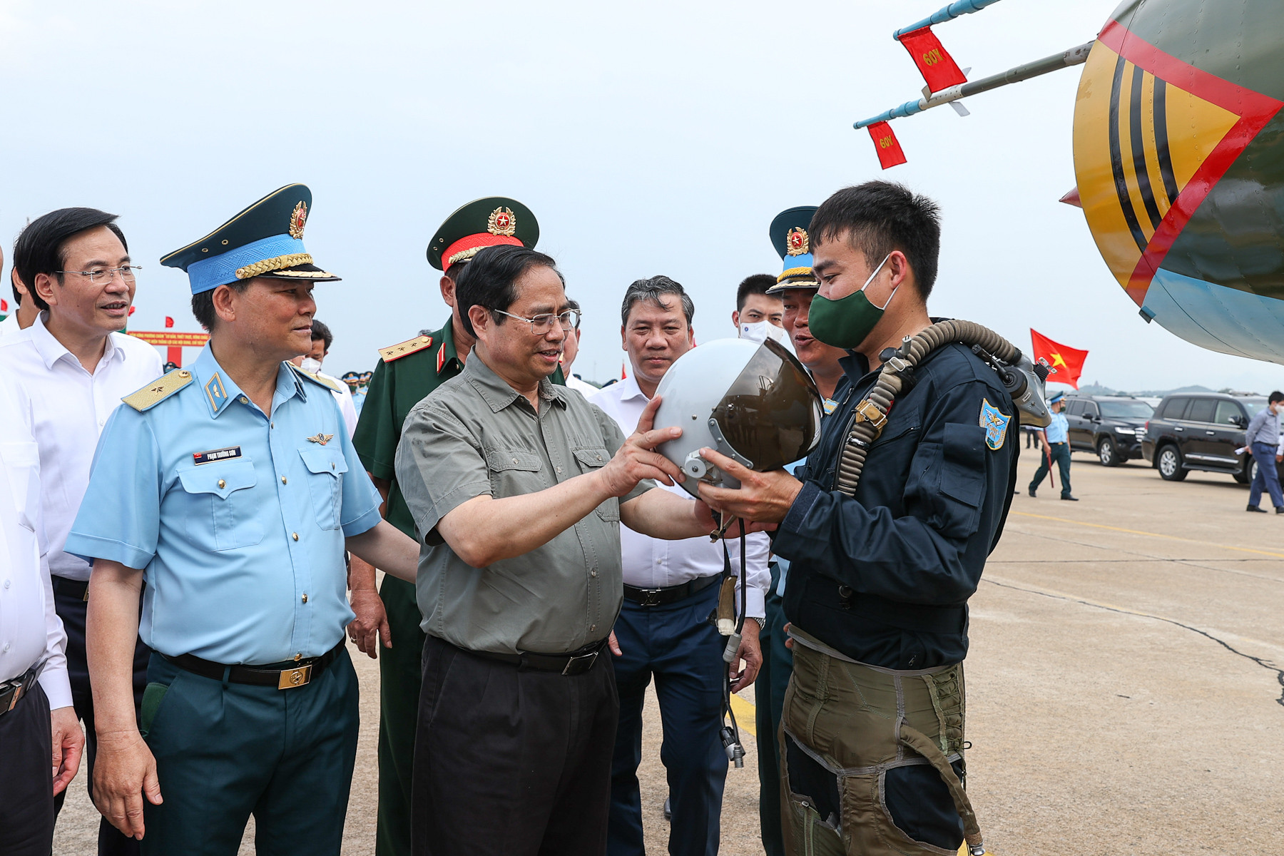 Thủ tướng khảo sát sân bay quân sự Thành Sơn, thăm Trung đoàn Không quân 937 - Ảnh 3.