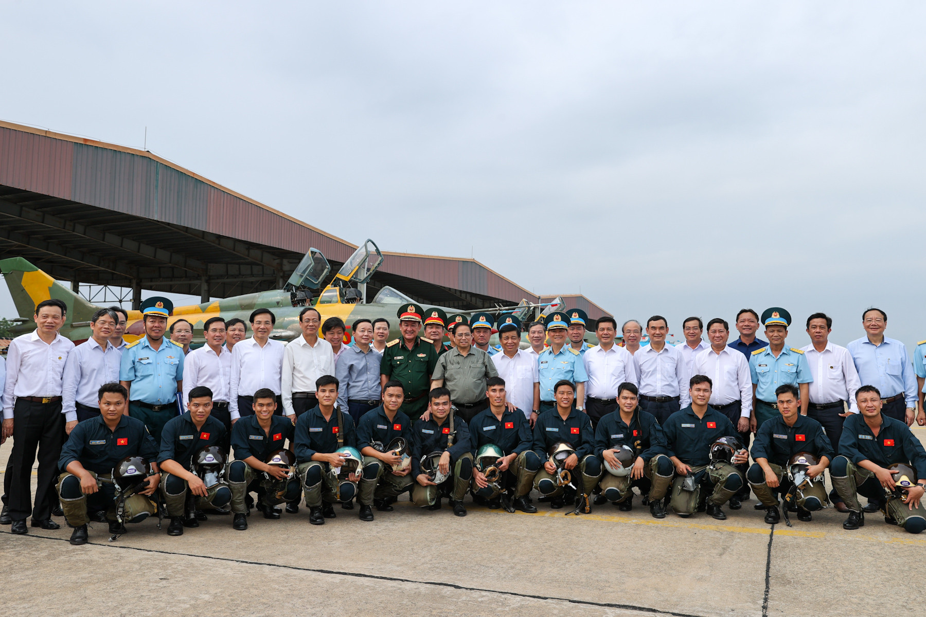 Thủ tướng khảo sát sân bay quân sự Thành Sơn, thăm Trung đoàn Không quân 937 - Ảnh 6.