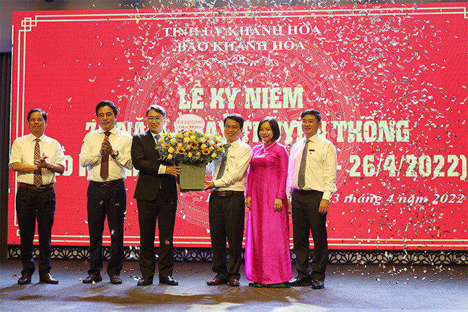 Lãnh đạo tỉnh Khánh Hòa tặng hoa chúc mừng Báo Khánh Hòa nhân kỷ niệm 75 năm ngày truyền thống