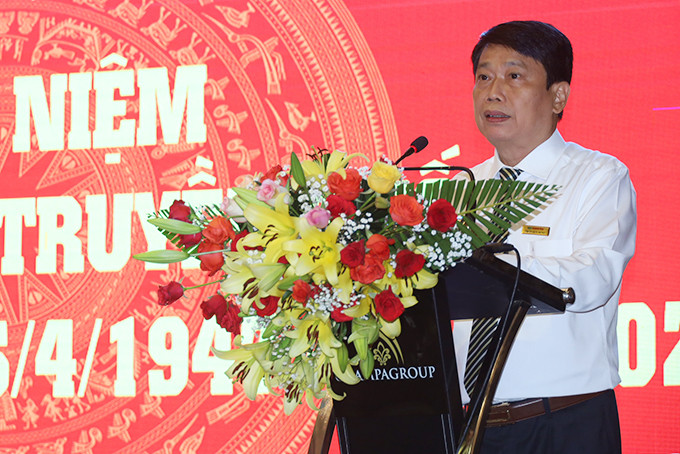 Ông Trần Duy Hưng - Tổng Biên tập Báo Khánh Hòa đọc diễn văn ôn lại truyền thống 75 năm của Báo Khánh Hòa.