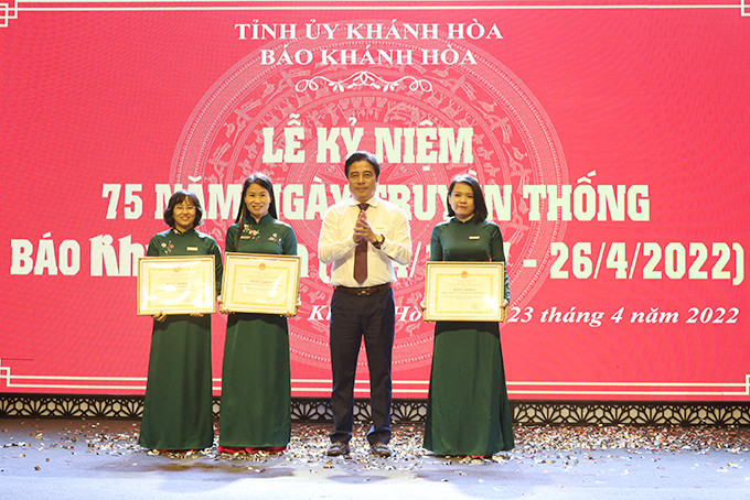 Ông Nguyễn Khắc Toàn trao bằng khen của UBND tỉnh cho đại diện các tập thể xuất sắc.