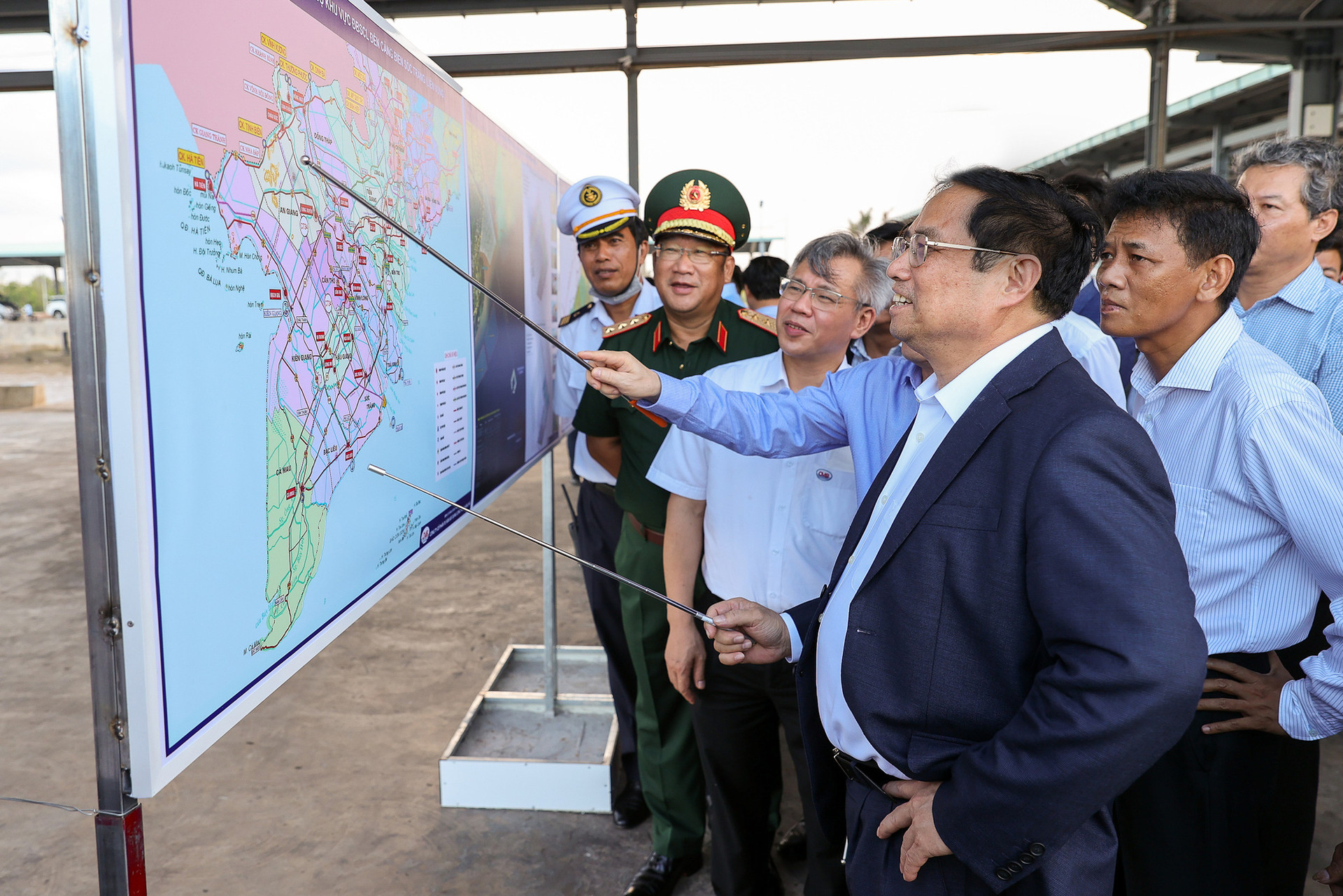 Thủ tướng khảo sát khu quy hoạch cảng lớn nhất ĐBSCL và dự án nhiệt điện Long Phú 1 - Ảnh 2.
