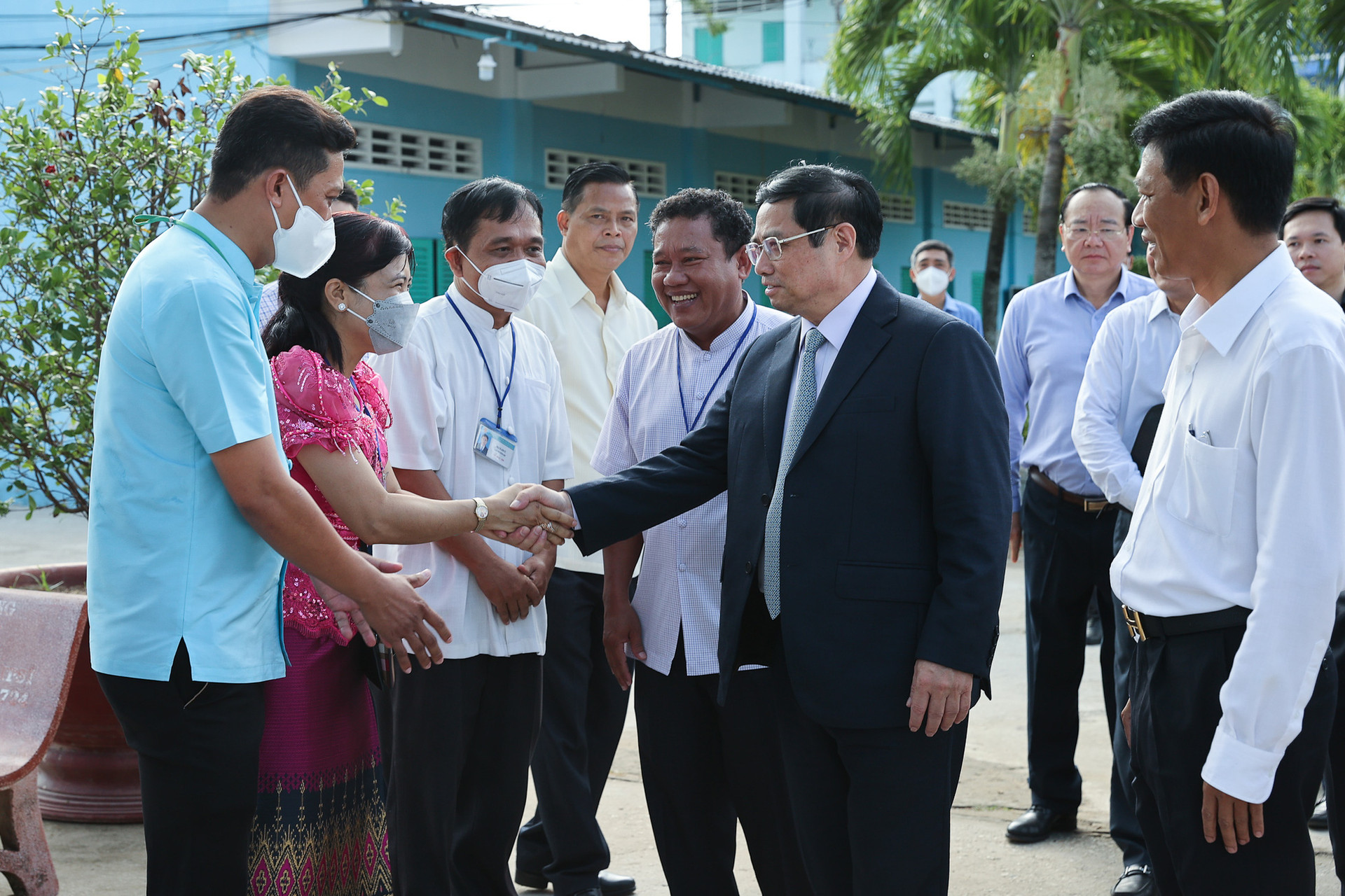 Thủ tướng thăm, động viên thầy trò Trường Dân tộc nội trú tại Sóc Trăng - Ảnh 1.