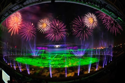 Bắn pháo hoa trong Lễ khai mạc SEA Games 31 tại sân vận động Mỹ Đình - Ảnh 1.