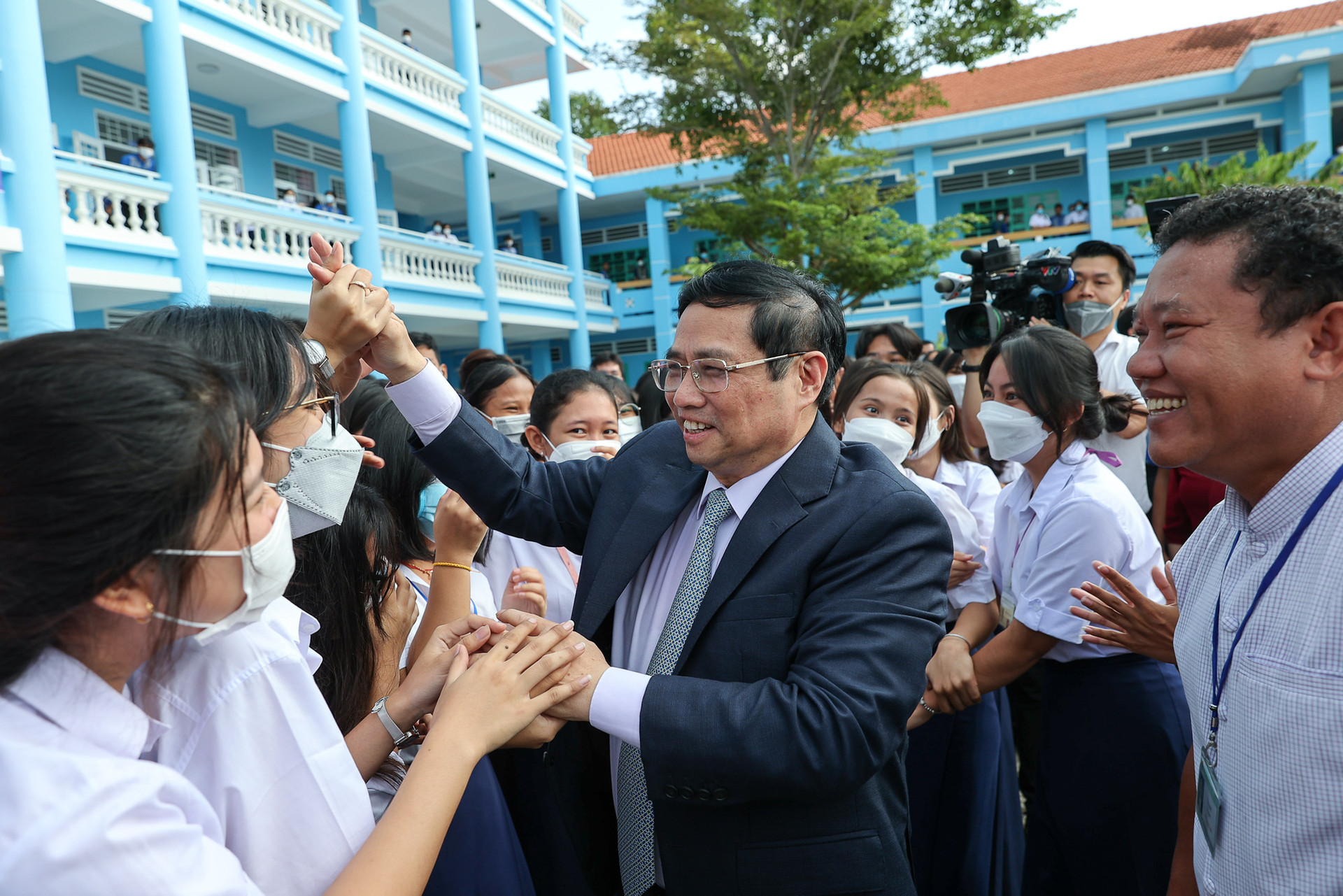 Thủ tướng thăm, động viên thầy trò Trường Dân tộc nội trú tại Sóc Trăng - Ảnh 2.