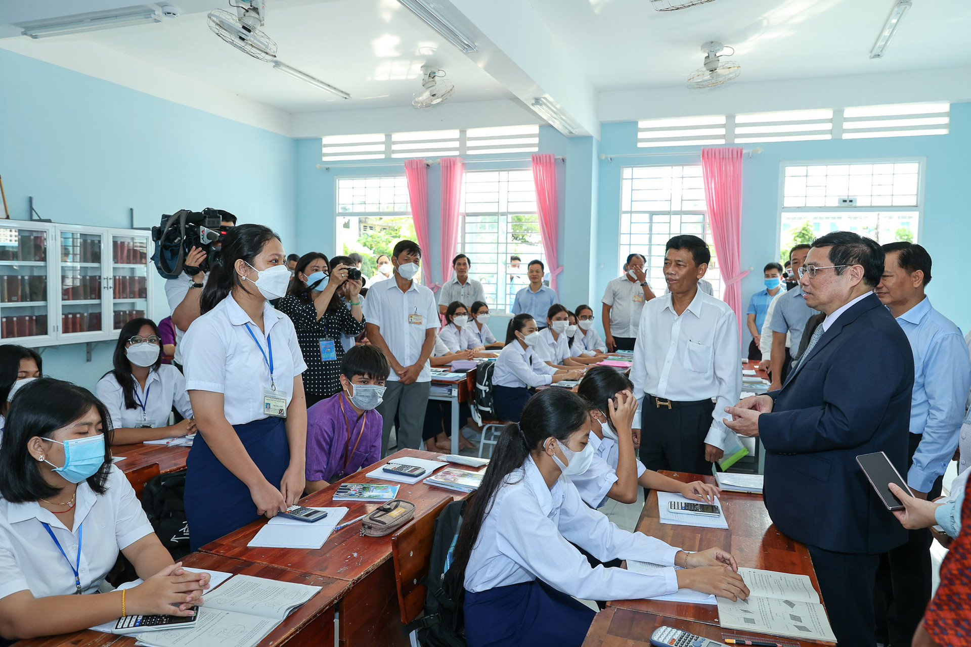 Thủ tướng thăm, động viên thầy trò Trường Dân tộc nội trú tại Sóc Trăng - Ảnh 3.