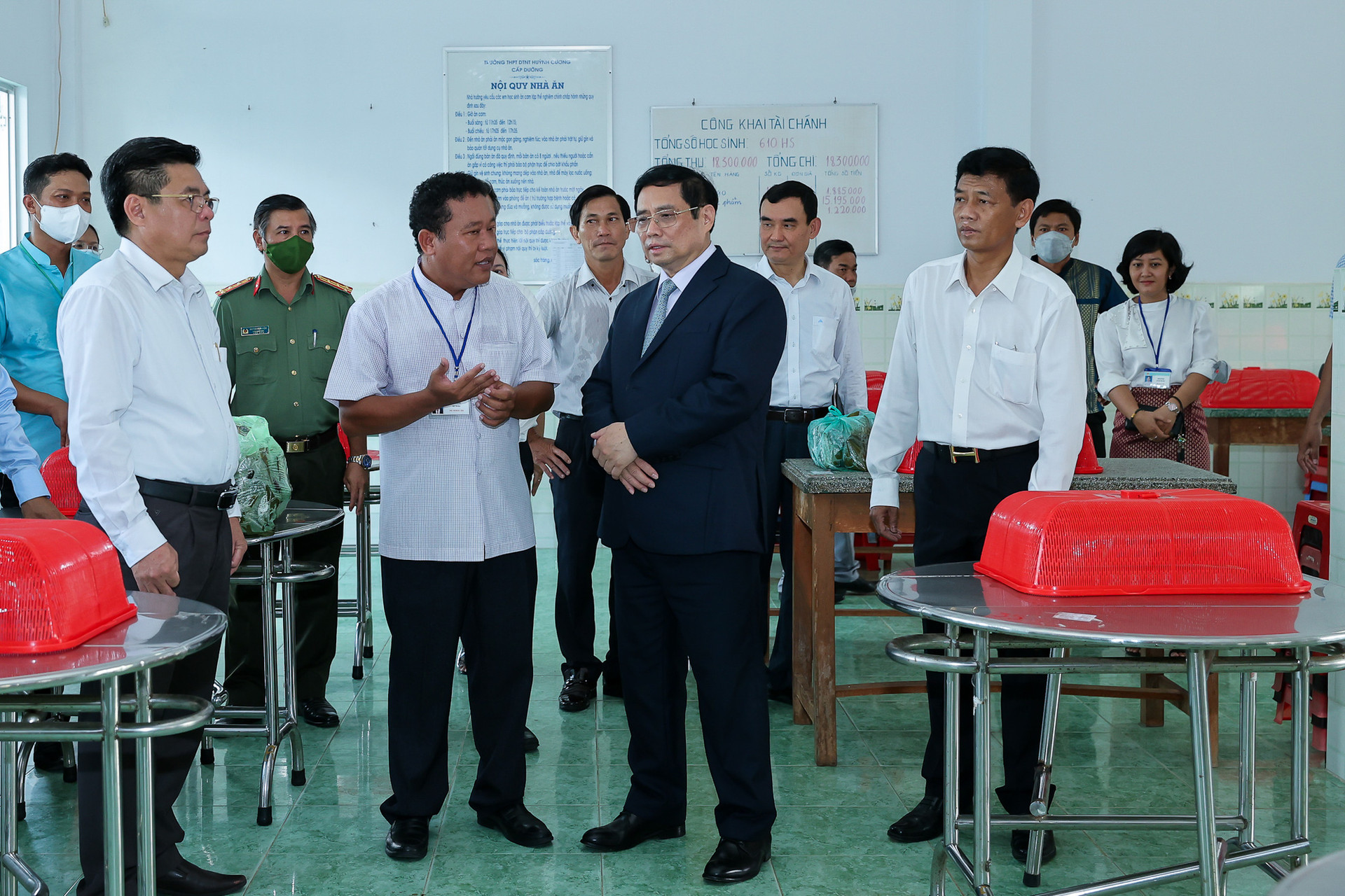 Thủ tướng thăm, động viên thầy trò Trường Dân tộc nội trú tại Sóc Trăng - Ảnh 4.
