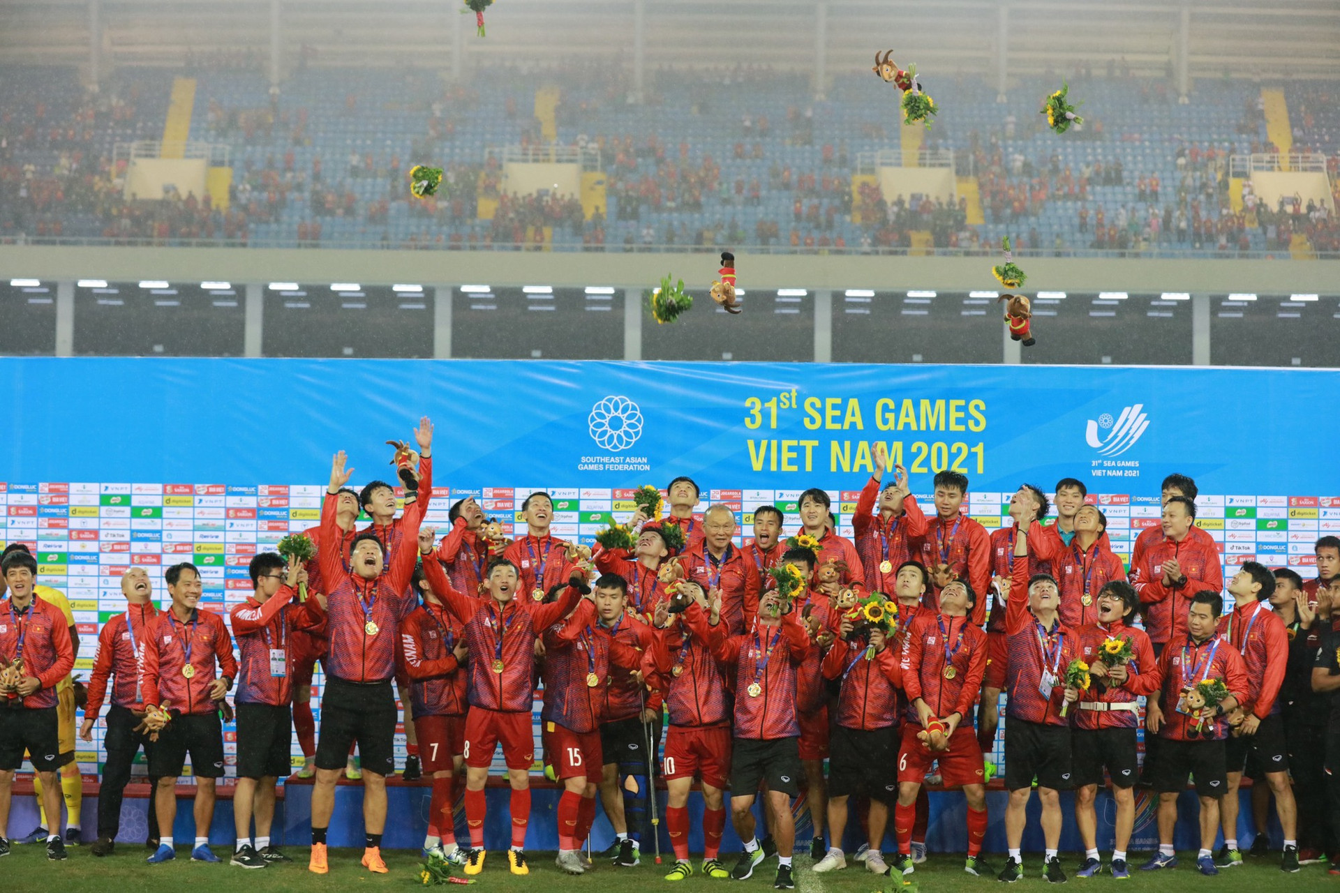 Thủ tướng gửi thư khen Đội tuyển bóng đá nam U23 Việt Nam bảo vệ thành công Huy chương Vàng tại SEA Games 31 - Ảnh 1.
