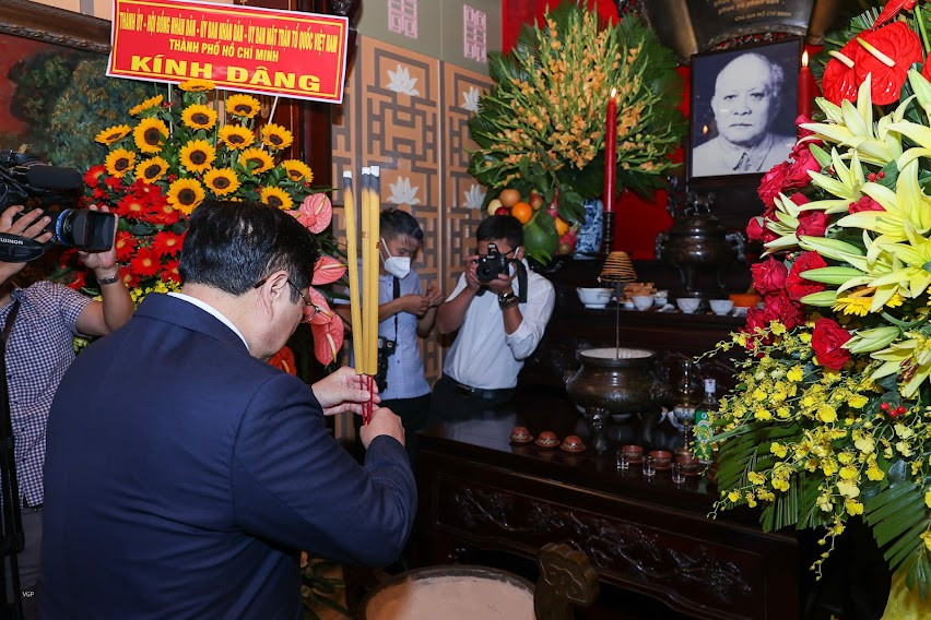 Thủ tướng dâng hương tưởng nhớ Chủ tịch Hồ Chí Minh, kỷ niệm 111 năm Ngày Người ra đi tìm đường cứu nước - Ảnh 3.