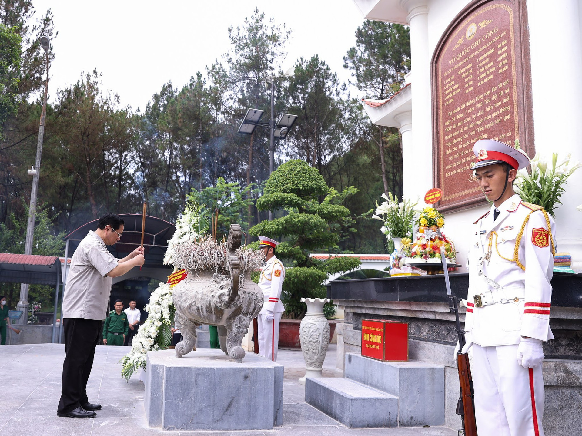 Thủ tướng Phạm Minh Chính dâng hương tại khu di tích Ngã ba Đồng Lộc - Ảnh 2.
