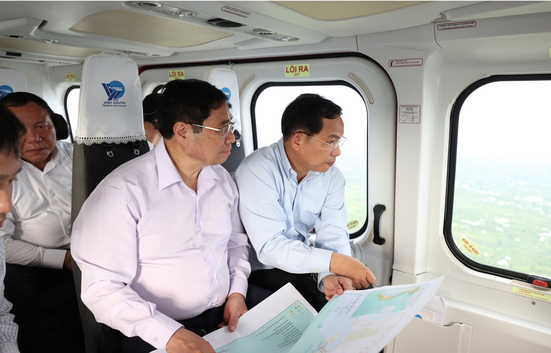 Chùm ảnh: Thủ tướng khảo sát hướng tuyến 2 cao tốc tại ĐBSCL bằng trực thăng - Ảnh 1.