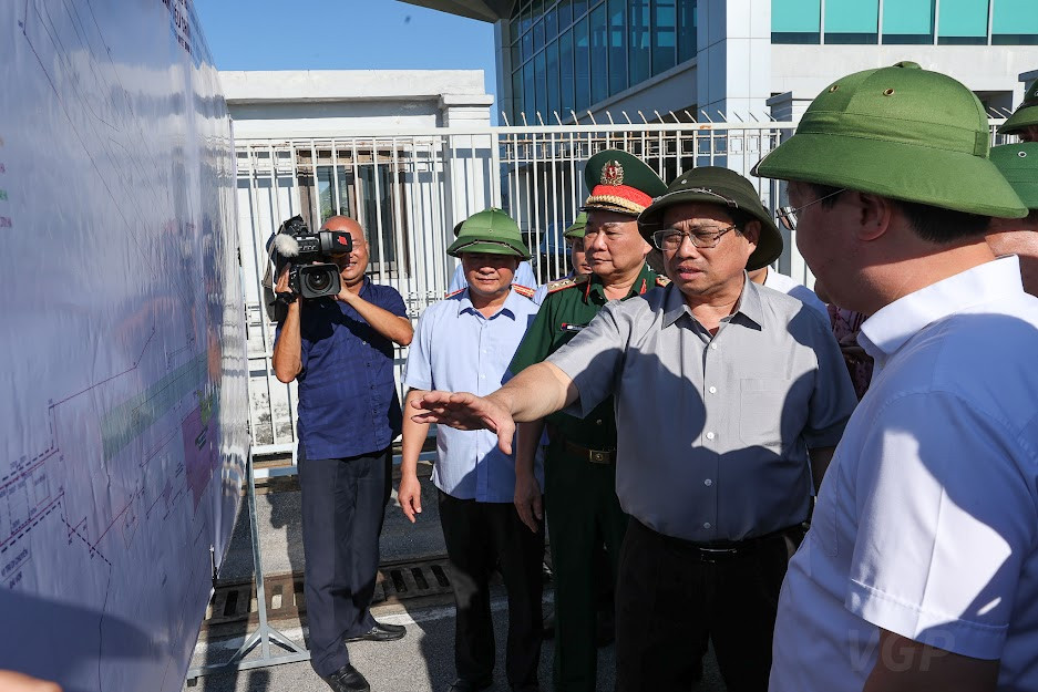 Thủ tướng khảo sát thực địa một số công trình, dự án lớn tại Nghệ An - Ảnh 2.