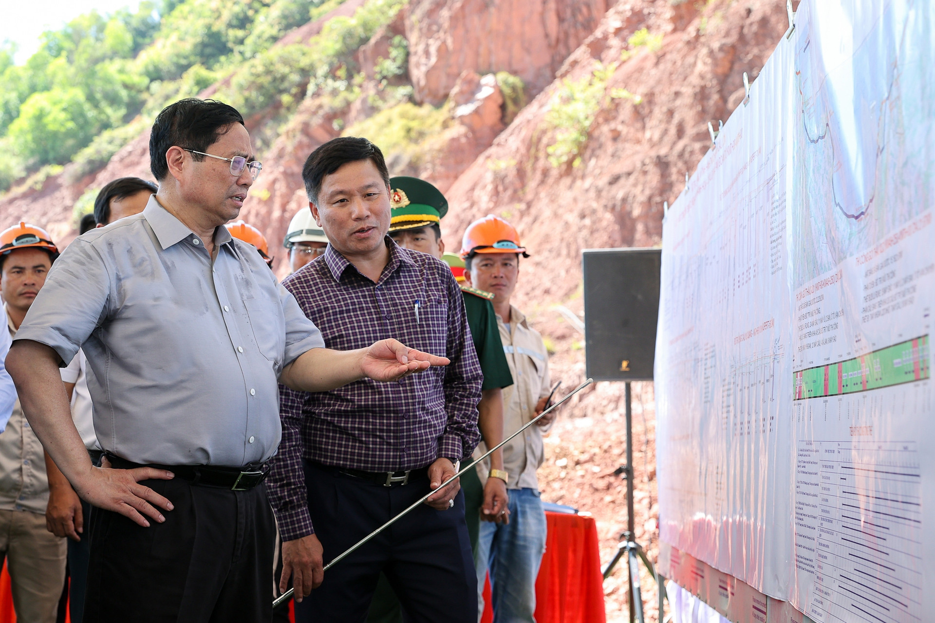 Thủ tướng khảo sát thực địa một số dự án giao thông lớn tại Nghệ An - Ảnh 7.