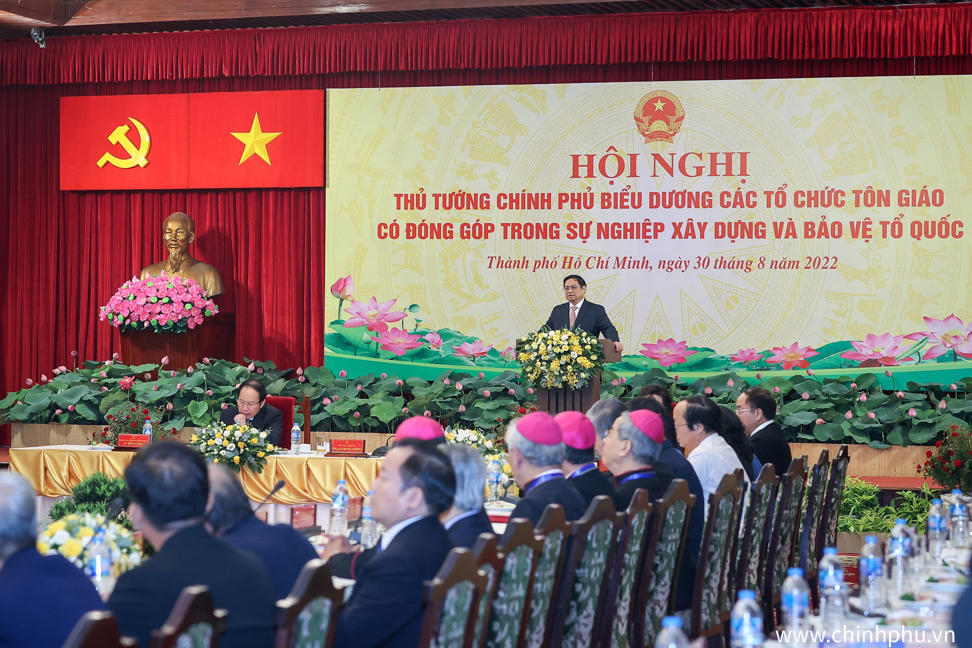 Thủ tướng: Các tôn giáo luôn đồng hành cùng dân tộc, cùng đất nước trong khó khăn và thuận lợi, góp phần tạo nên bản lĩnh, bản sắc và sức mạnh Việt Nam - Ảnh 5.