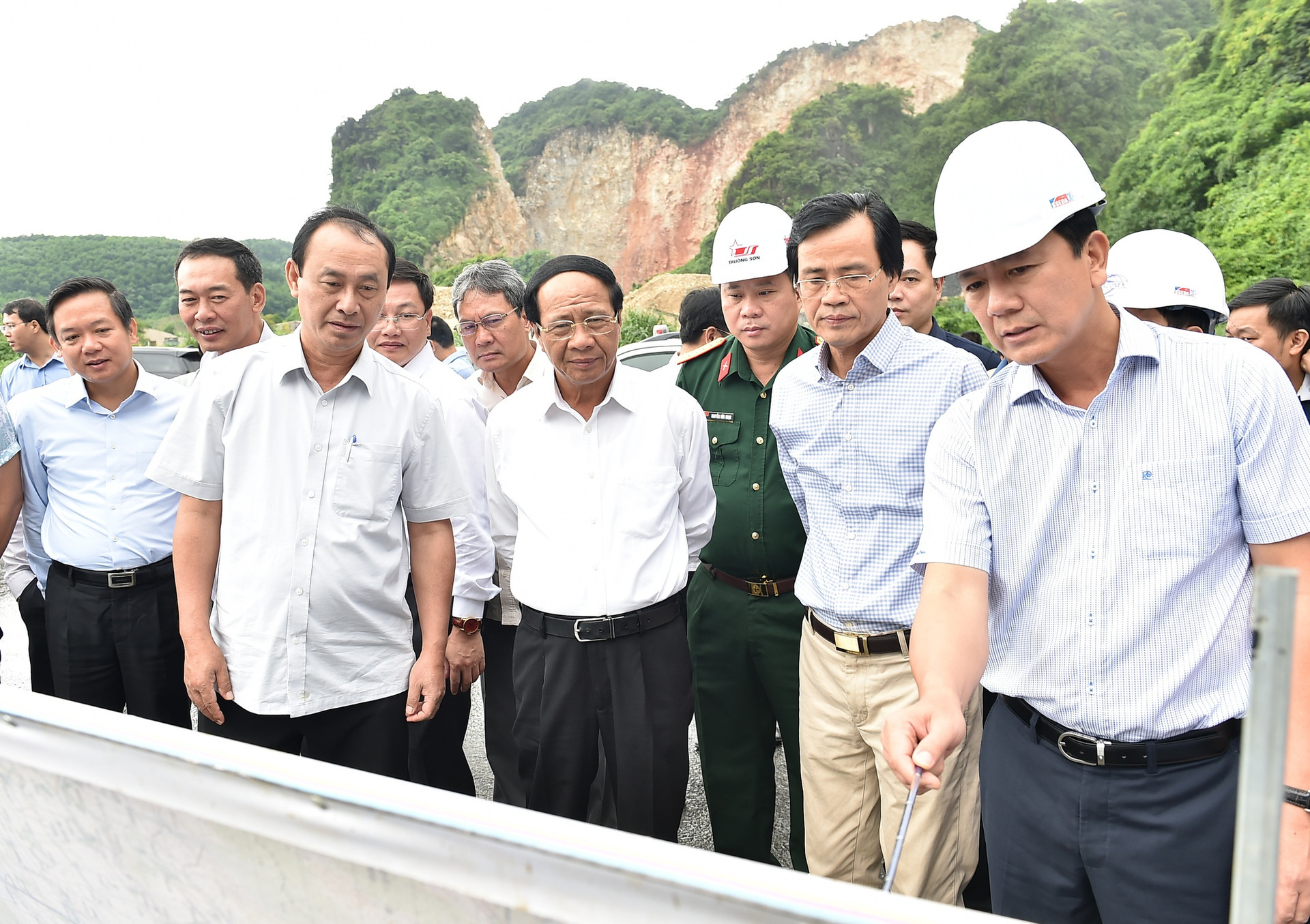 Phó Thủ tướng Lê Văn Thành kiểm tra thực địa đoạn cao tốc tuyến Bắc - Nam sẽ hoàn thành trong năm nay - Ảnh 2.