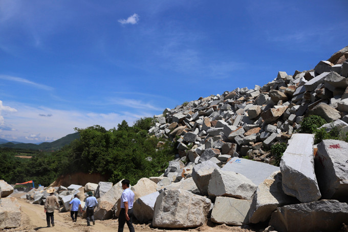 Đoàn giám sát Ban Pháp chế HĐND tỉnh kiểm tra một mỏ khai thác đá tại núi Hòn Chuông (huyện Diên Khánh).