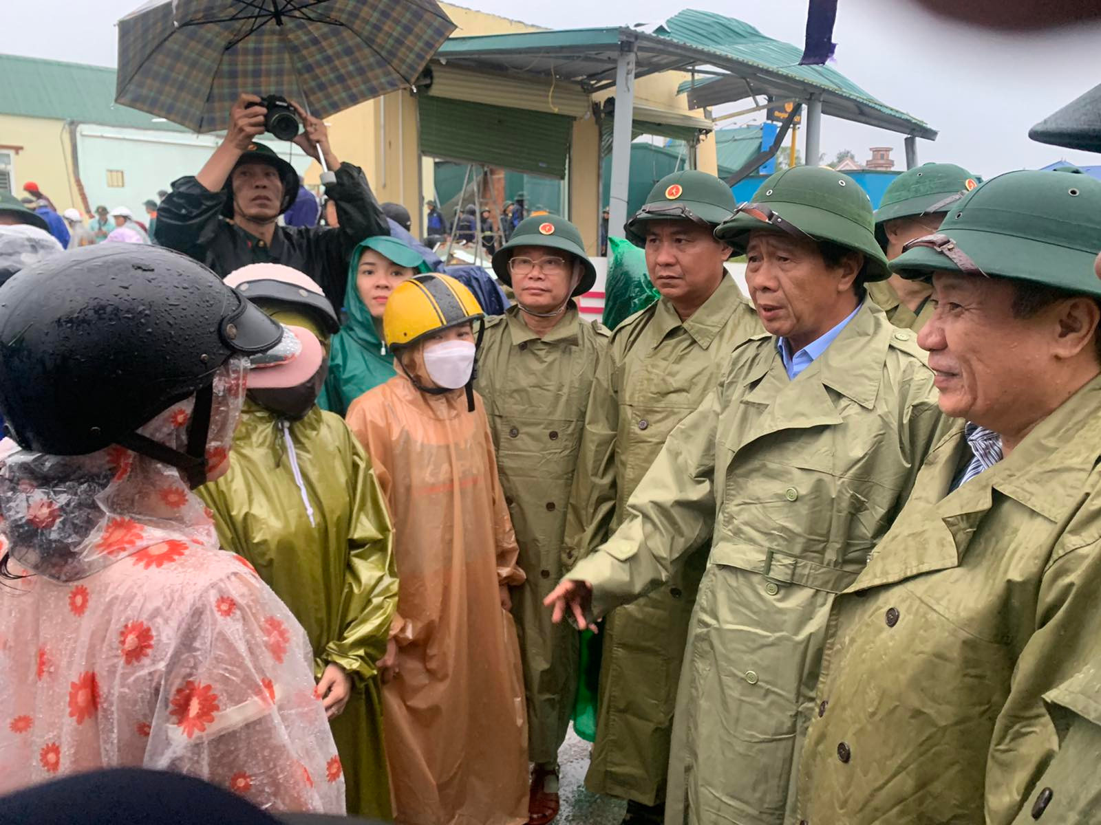 Phó Thủ tướng Lê Văn Thành kiểm tra công tác ứng phó bão tại Quảng Trị - Ảnh 1.