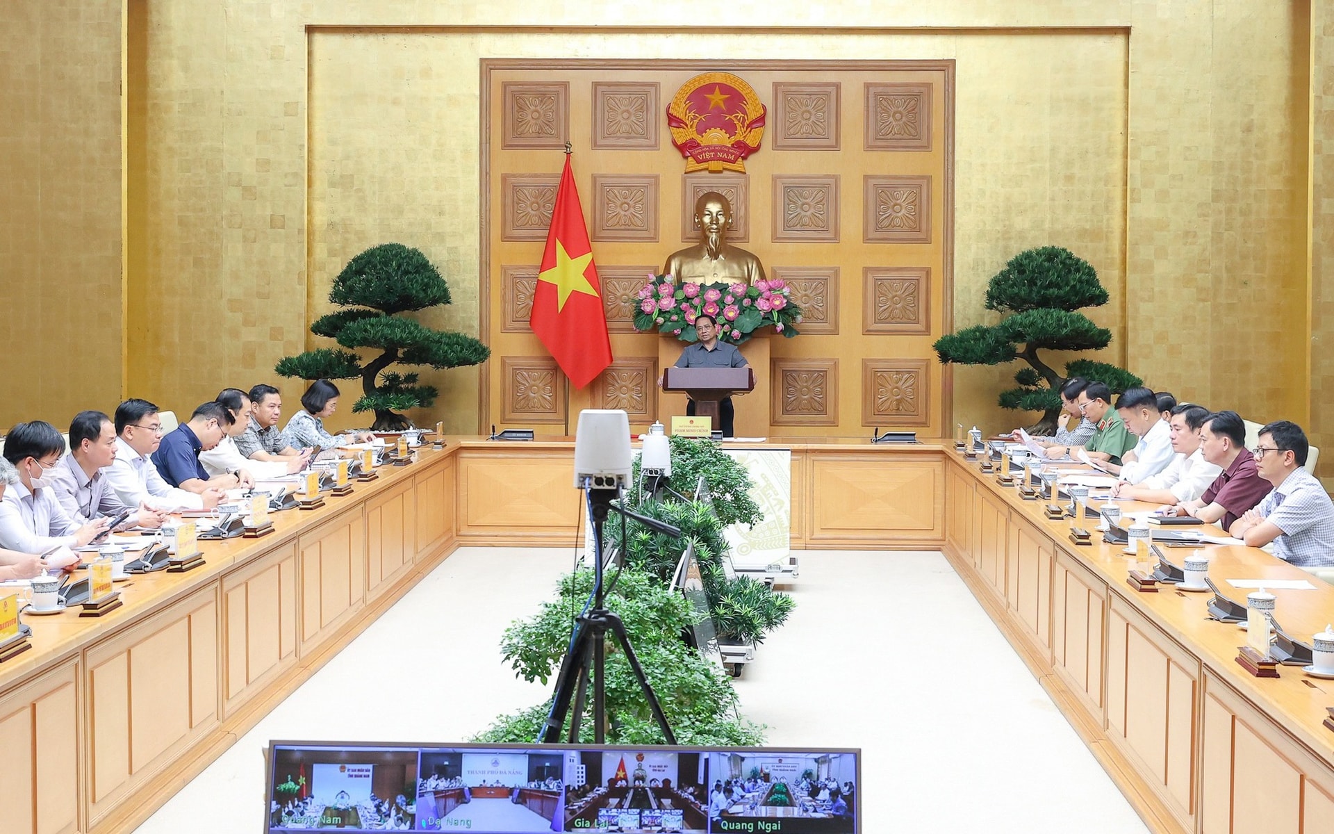 Thủ tướng chủ trì cuộc họp đánh giá tình hình, khắc phục thiệt hại do bão số 4 gây ra