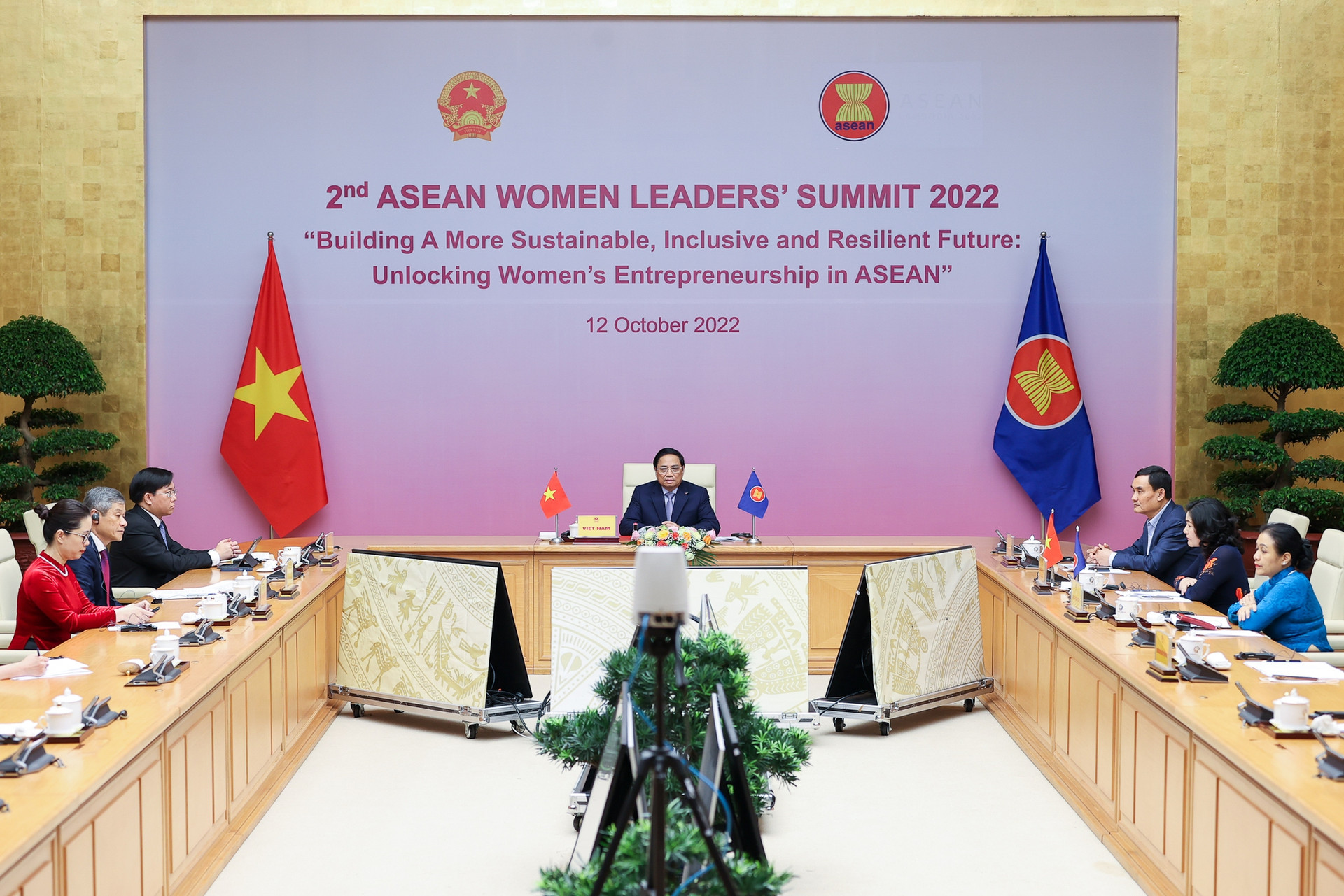 Thủ tướng: Khơi dậy và phát huy mạnh mẽ hơn nữa tiềm năng kinh doanh của phụ nữ - Ảnh 1.