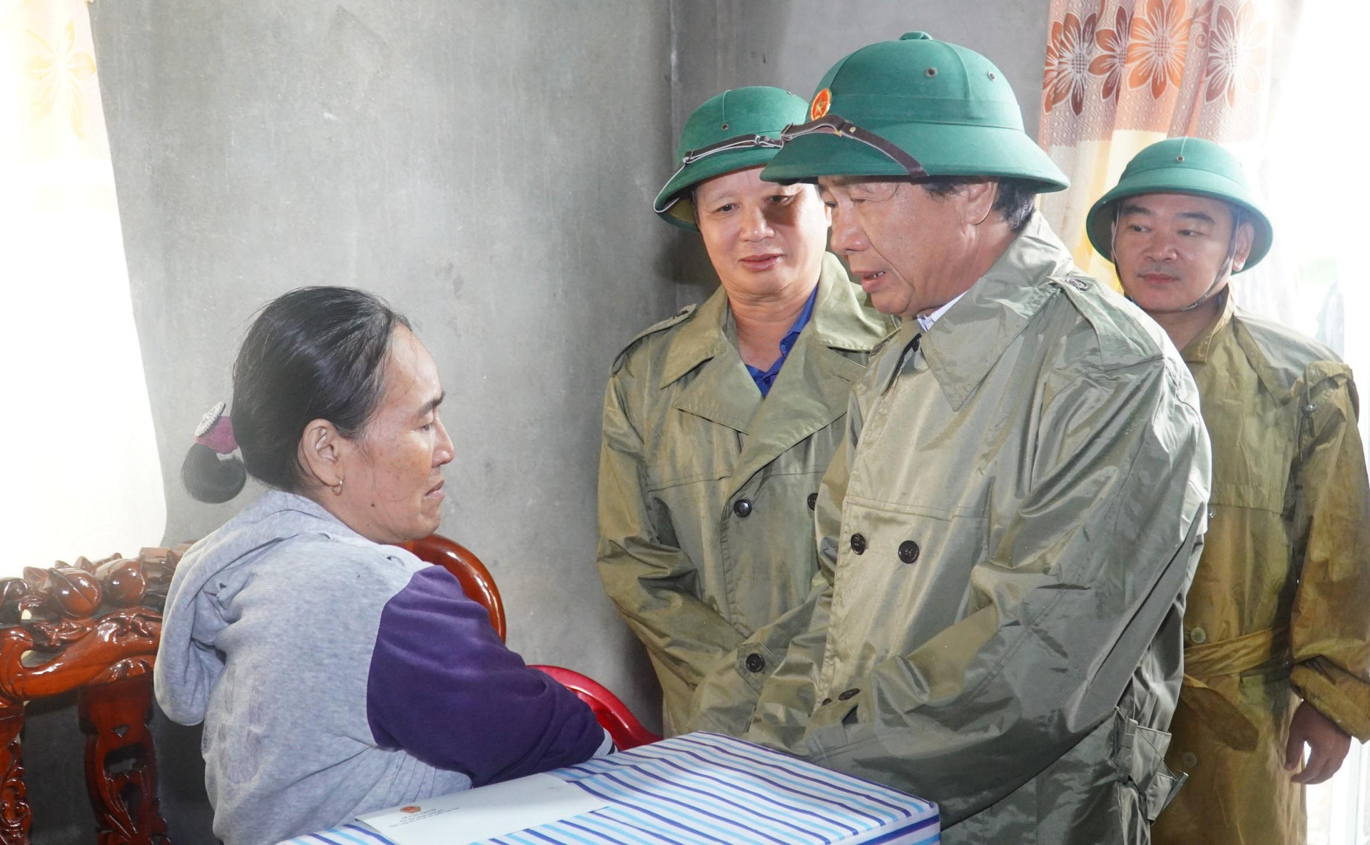 Phó Thủ tướng Lê Văn Thành thăm người dân vùng lũ và kiểm tra sạt lở ở Thừa Thiên – Huế