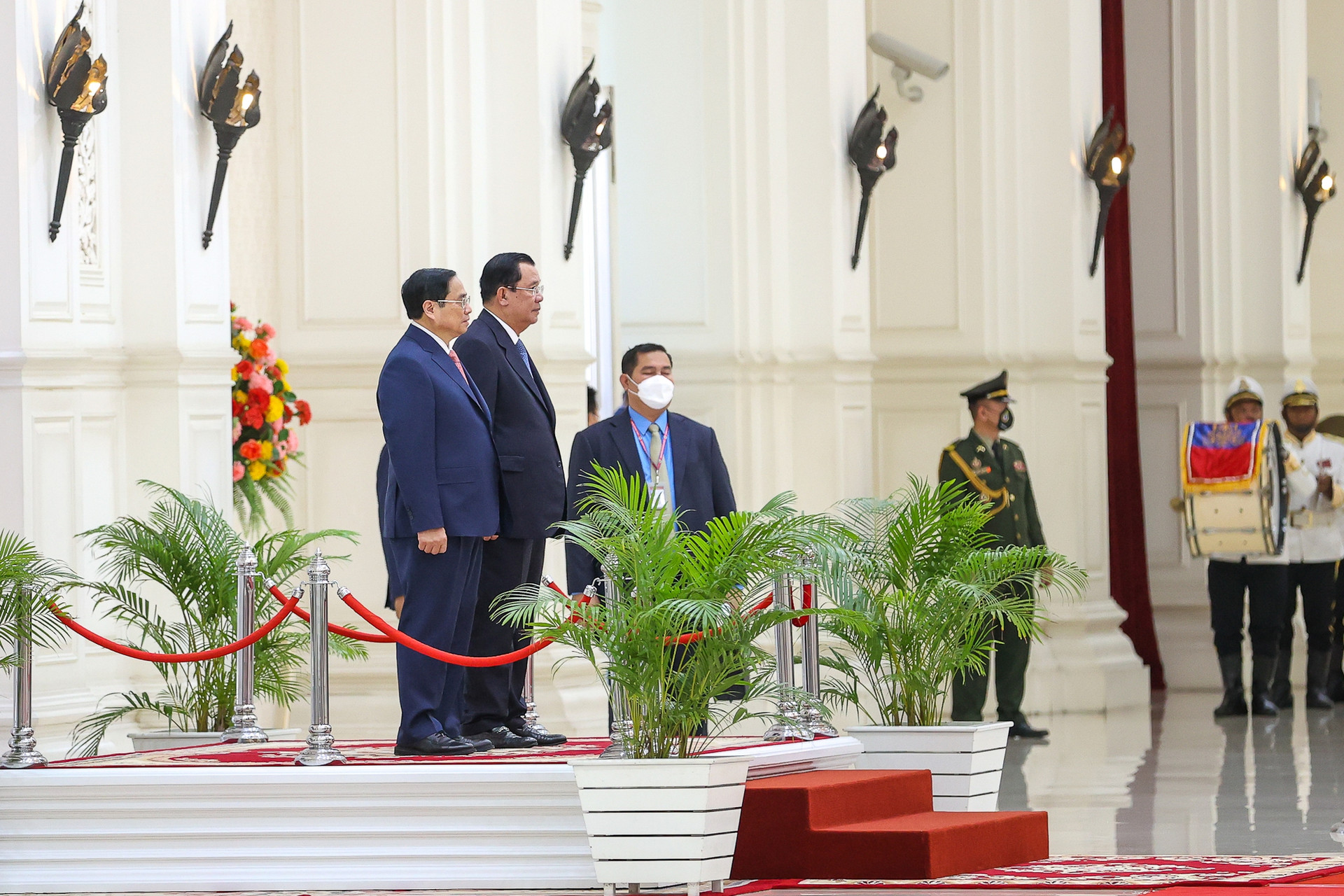 Chùm ảnh: Lễ đón chính thức Thủ tướng Phạm Minh Chính thăm Campuchia - Ảnh 2.