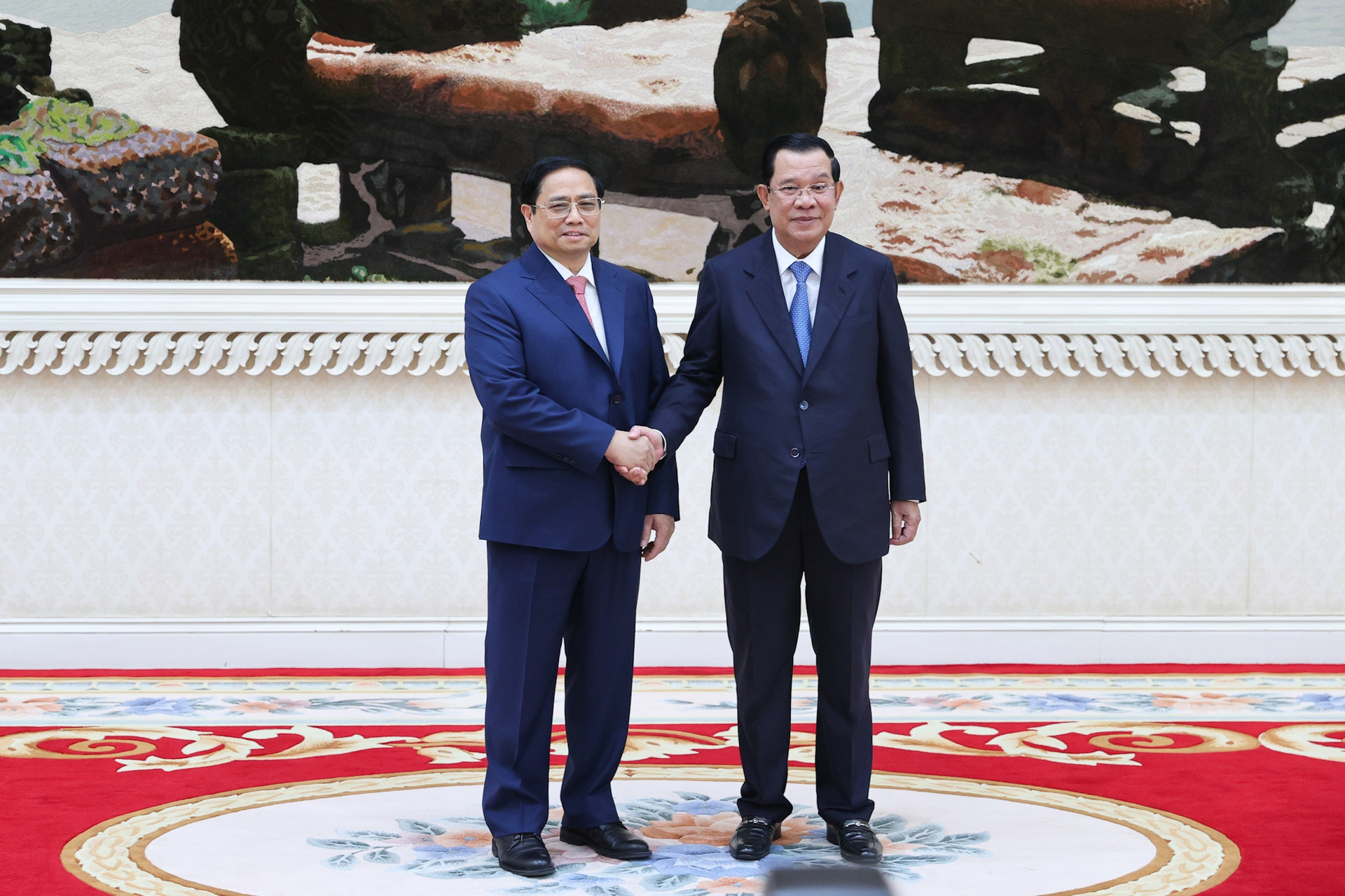 Chùm ảnh: Lễ đón chính thức Thủ tướng Phạm Minh Chính thăm Campuchia - Ảnh 1.