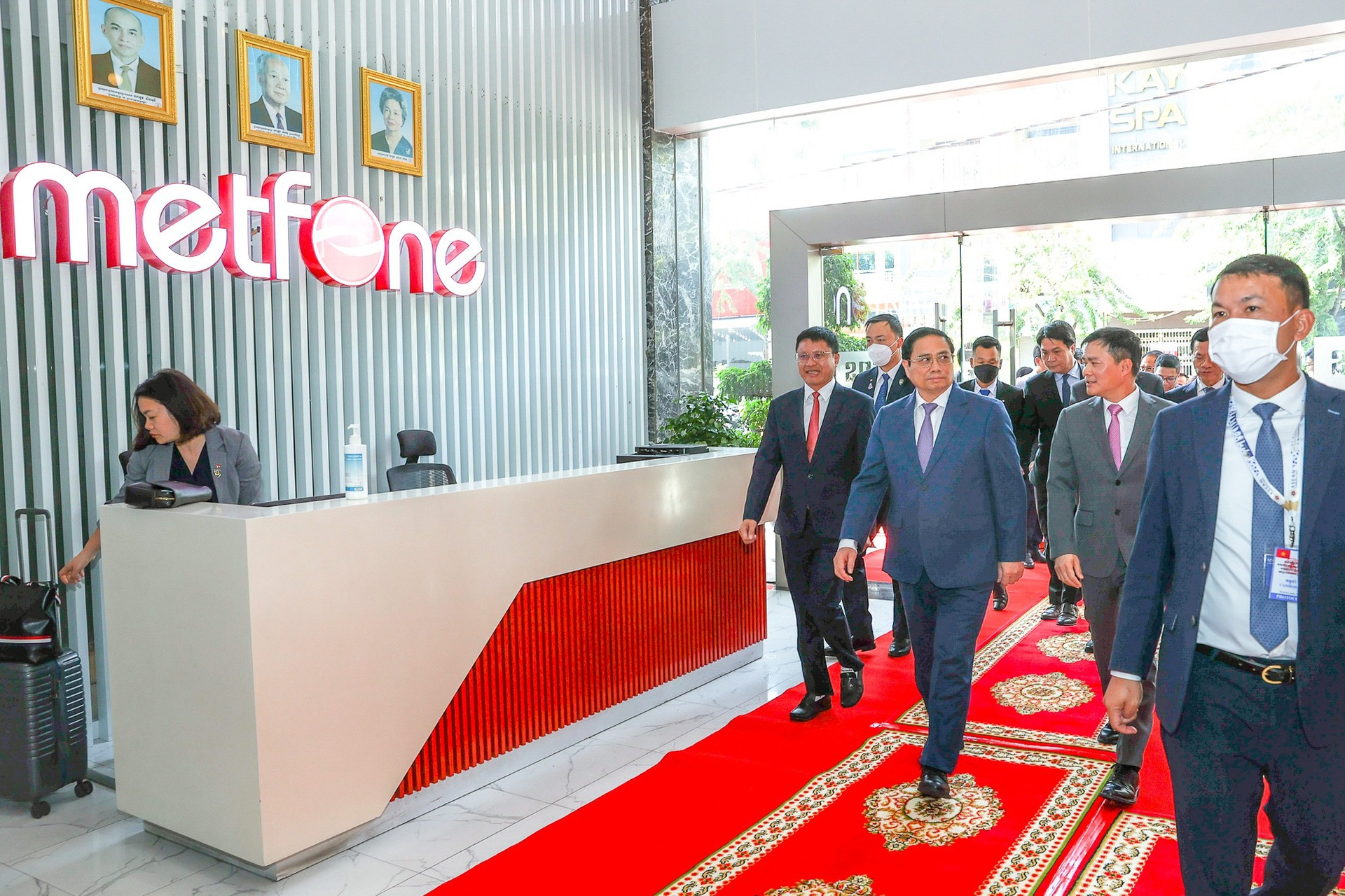 Thủ tướng thăm doanh nghiệp viễn thông lớn nhất Campuchia do Việt Nam đầu tư - Ảnh 1.