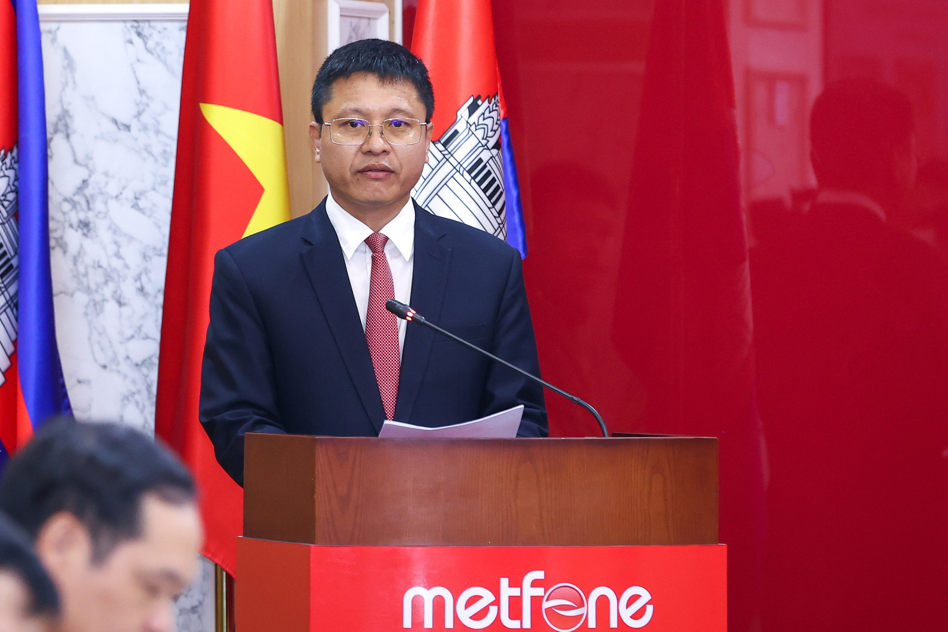 Thủ tướng thăm doanh nghiệp viễn thông lớn nhất Campuchia do Việt Nam đầu tư - Ảnh 3.