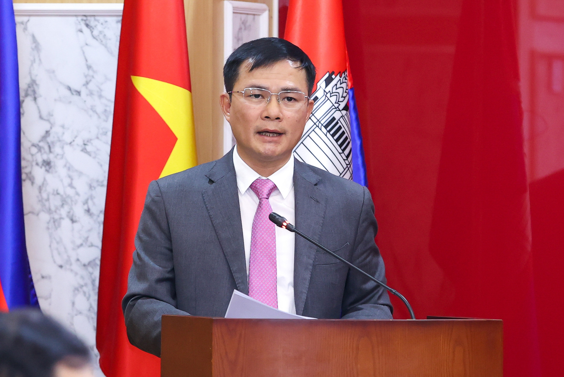 Thủ tướng thăm doanh nghiệp viễn thông lớn nhất Campuchia do Việt Nam đầu tư - Ảnh 2.
