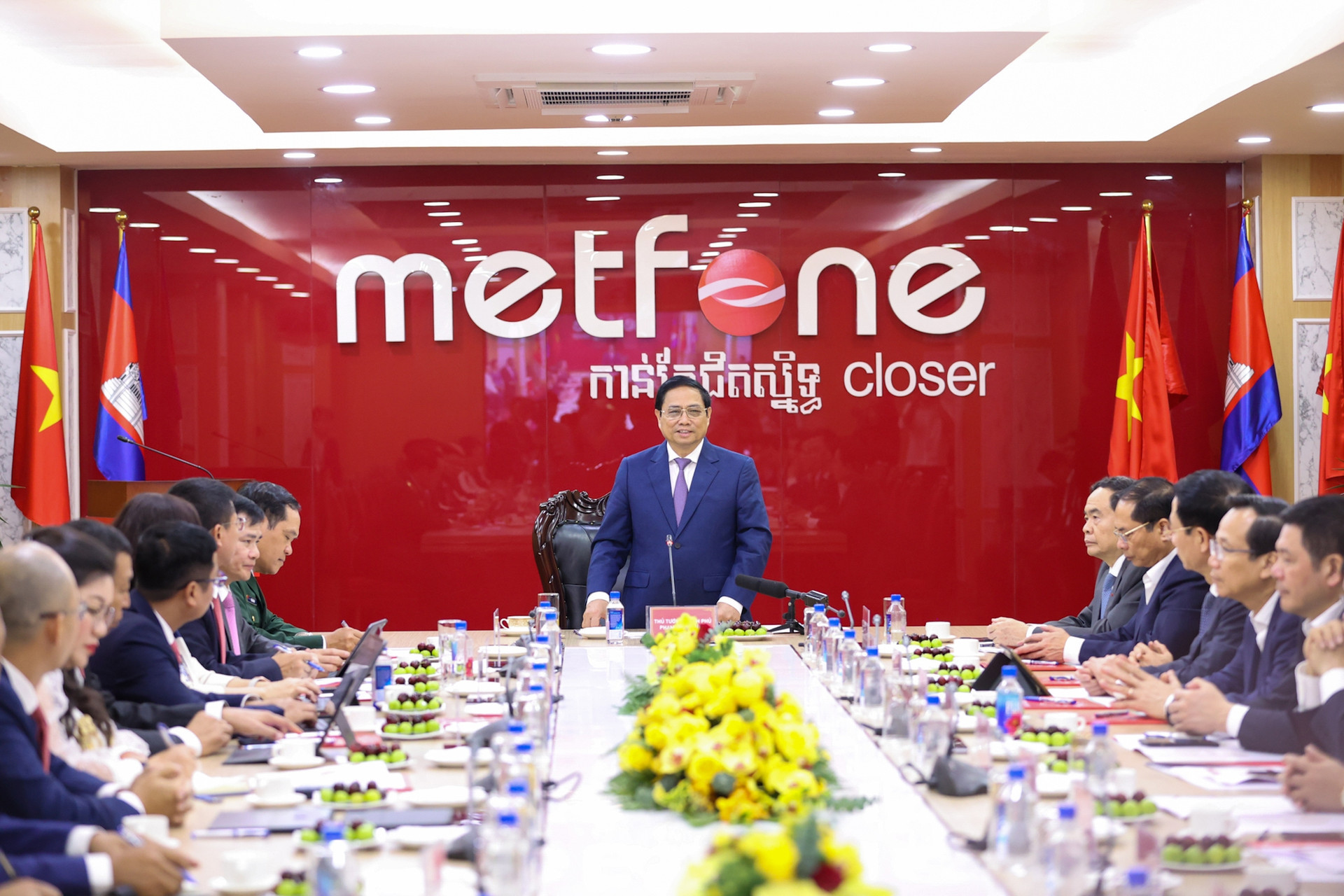 Thủ tướng thăm doanh nghiệp viễn thông lớn nhất Campuchia do Việt Nam đầu tư - Ảnh 5.