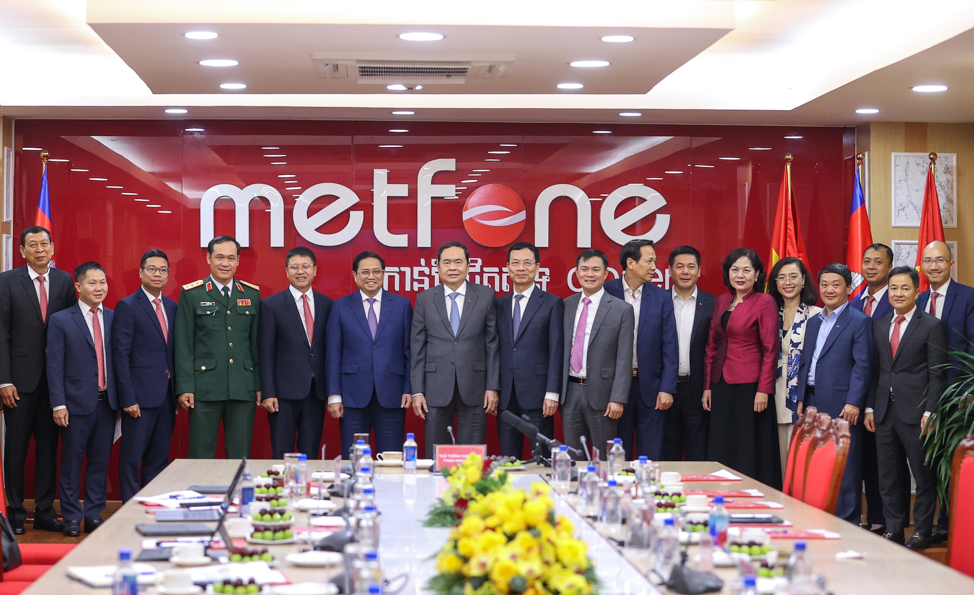 Thủ tướng thăm doanh nghiệp viễn thông lớn nhất Campuchia do Việt Nam đầu tư - Ảnh 6.