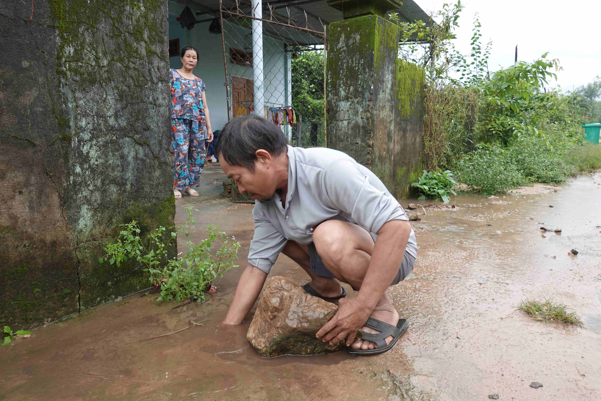 Vân Canh (Bình Định): Mưa trút nước vào nhà dân do mương thoát nước bị lấp