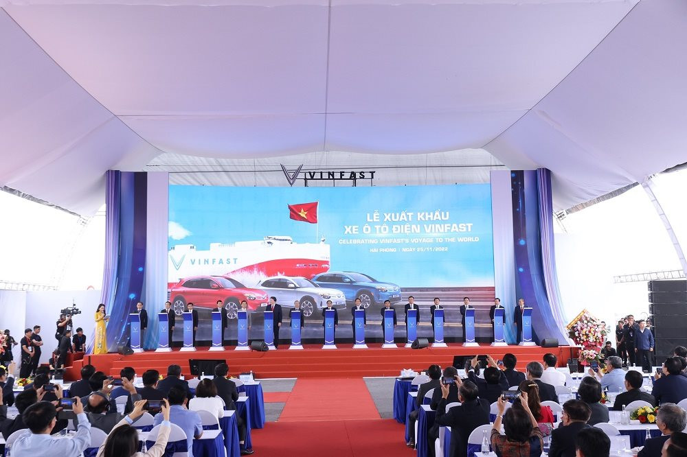 VinFast xuất khẩu lô ô tô điện đầu tiên ra thế giới