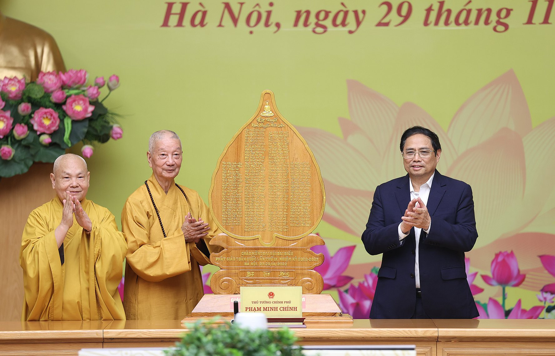 Thủ tướng đề nghị Giáo hội Phật giáo chung tay xây dựng đất nước hòa bình, thịnh vượng, nhân dân ấm no, hạnh phúc - Ảnh 4.