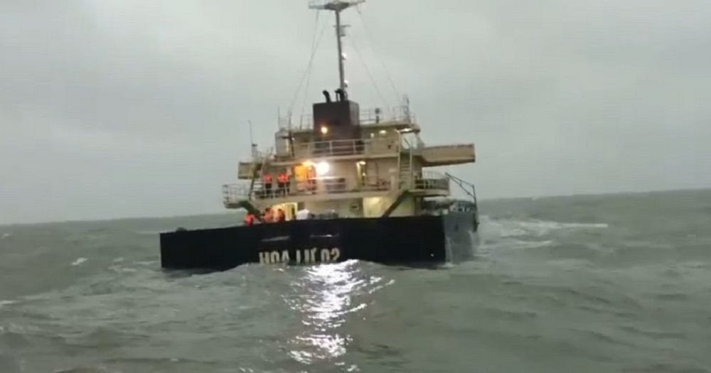 Nghệ An: Cứu hộ tàu gặp nạn trên biển cùng 13 thuyền viên