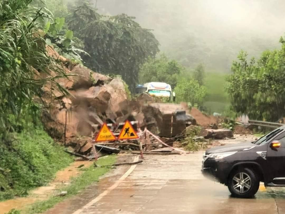 Mưa lớn gây thiệt hại nghiêm trọng tại các tỉnh miền Trung