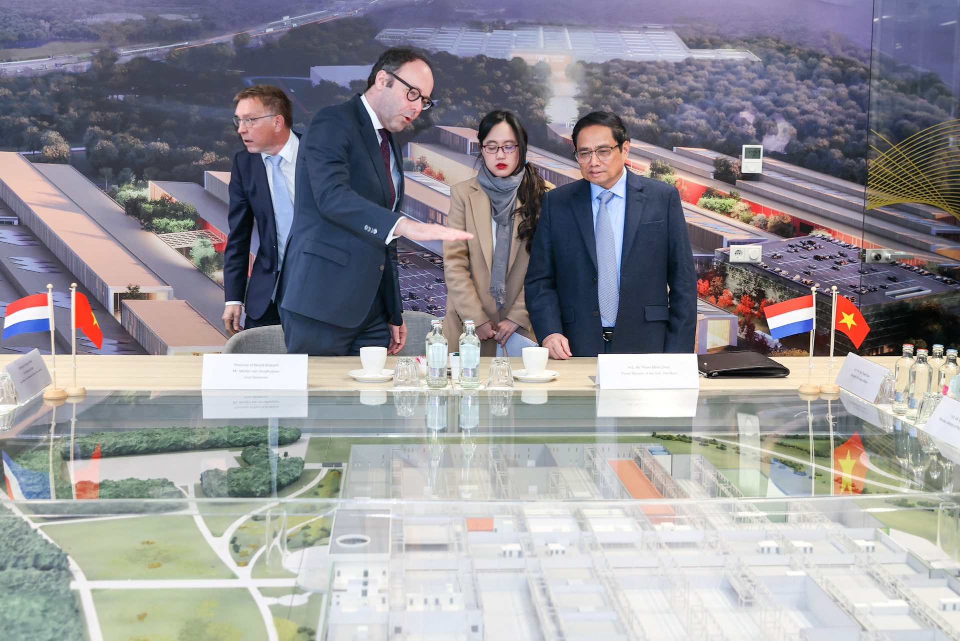 Thủ tướng thăm 'thung lũng Silicon' của châu Âu, đề nghị Hà Lan hỗ trợ xây dựng Brainport tại Hà Nội - Ảnh 2.