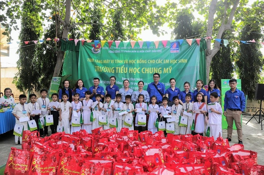 Đoàn Thanh niên PVFCCo trao tặng nhiều phần quà an sinh xã hội ý nghĩa tại Ninh Thuận