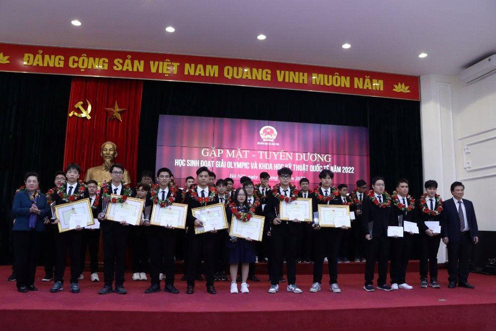 Bộ GD&ĐT vinh danh 33 học sinh đoạt giải Olympic và Khoa học kỹ thuật quốc tế