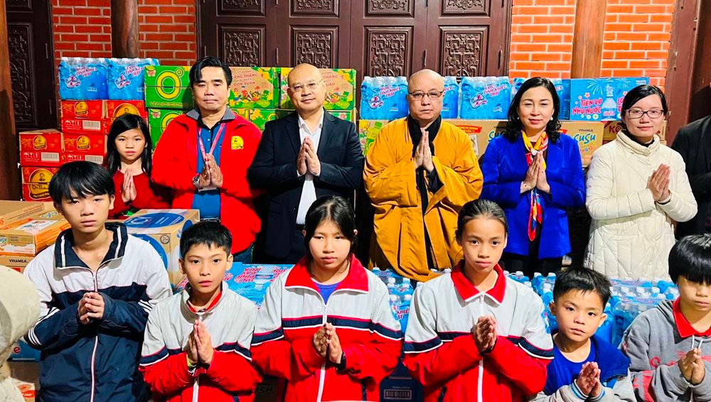 Báo Tài nguyên và Môi trường trao tặng quà Tết cho trẻ em mồ côi tại chùa Thịnh Đại, huyện Kim Bảng, tỉnh Hà Nam