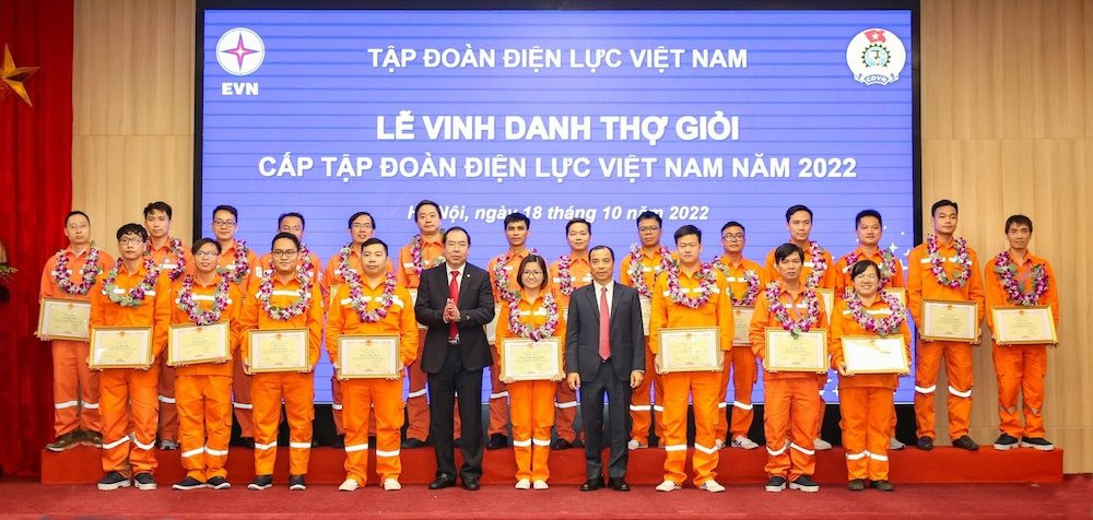 Anh Phạm Ngọc Lân được chứng nhận là Điều độ viên giỏi cấp Tập đoàn Điện lực Việt Nam