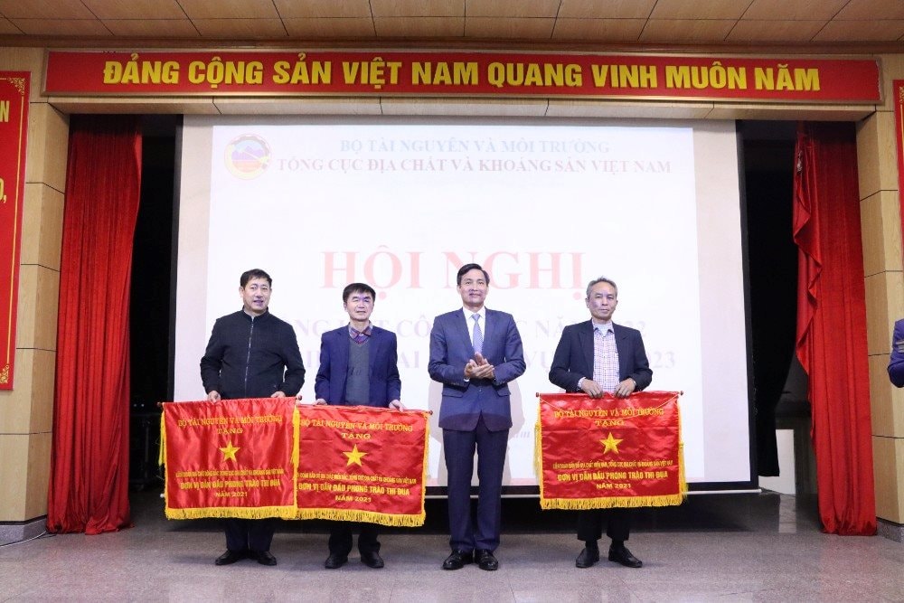 Bộ Tài nguyên và Môi trường cập nhật tin tức về bản đồ địa chất Miền Nam 2024, với rất nhiều thông tin chính xác và hữu ích về địa chất và tài nguyên địa chất trong khu vực. Người dân có thể nhận được những thông tin mới nhất, bổ ích nhất để sử dụng các tài nguyên địa chất một cách thông minh và bền vững.