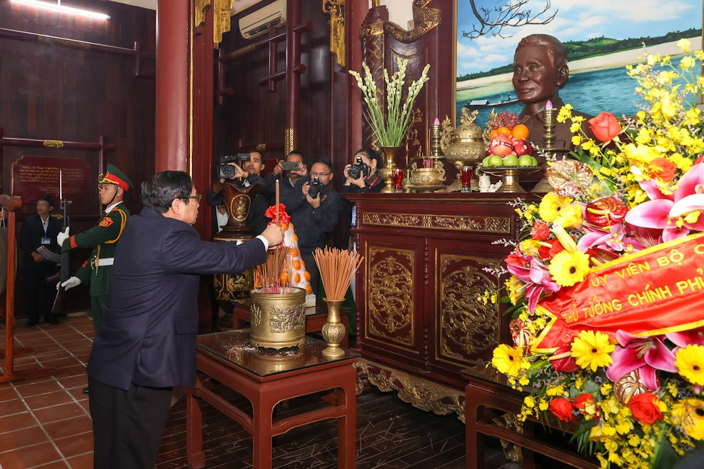 Chùm ảnh: Thủ tướng Phạm Minh Chính dâng hương tưởng niệm cố Thủ tướng Phạm Văn Đồng - Ảnh 2.