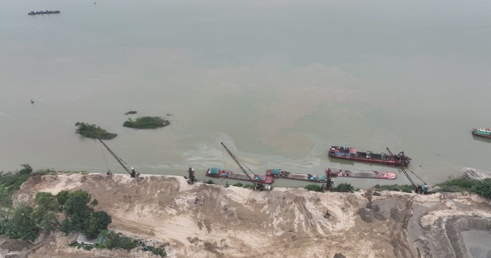 Nghệ An: Xử phạt gần 2 tỷ đồng 2 doanh nghiệp khai thác cát vượt công suất