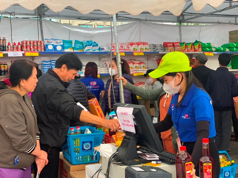 Đà Nẵng: Người dân vùng thiên tai vui mừng đi Chợ Tết Nhân ái