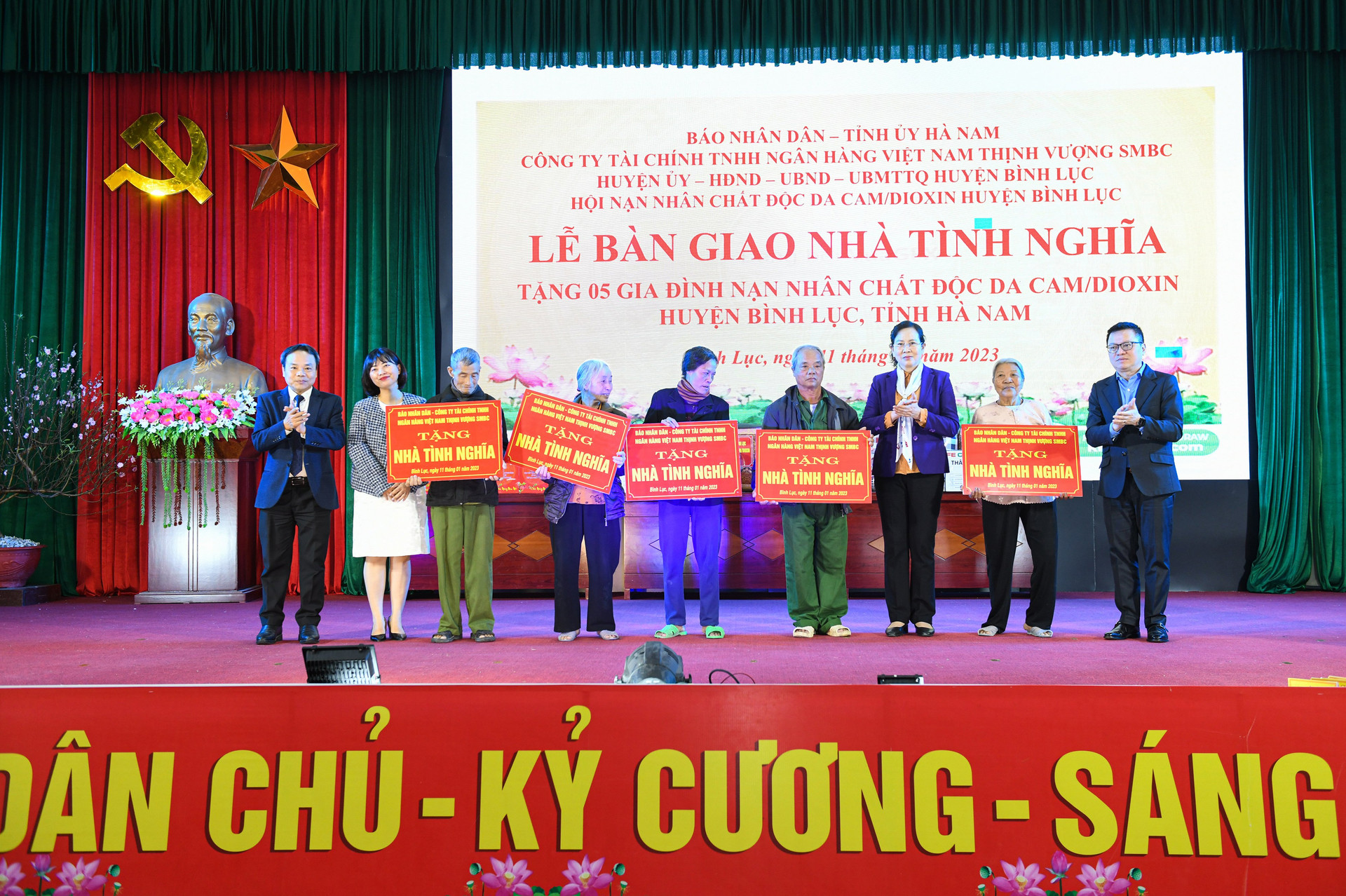 Báo Nhân Dân trao tặng 5 nhà tình nghĩa tại Hà Nam